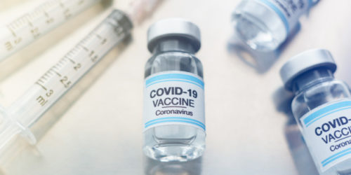 Fotografie ampulek vakcíny proti COVID-19.